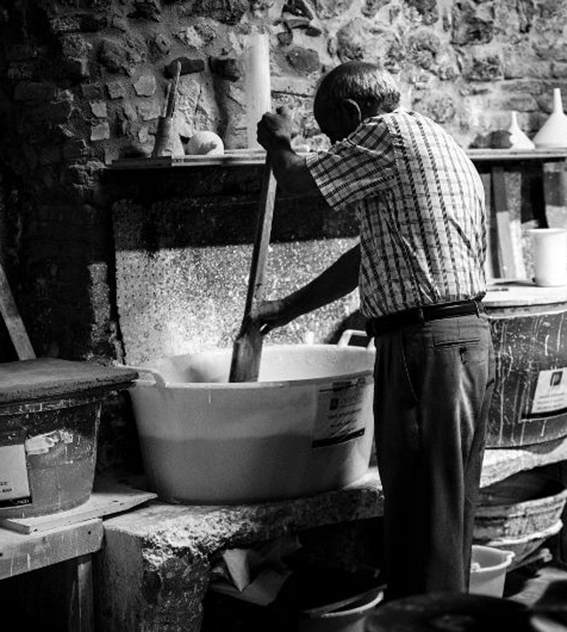 Lavorazione-smaltatura - Ceramiche Simonetti