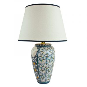 Lampada con mascheroni e paralume